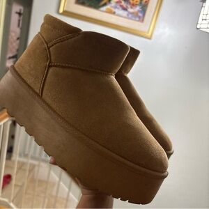 Women's  boots like Ugg  size 8